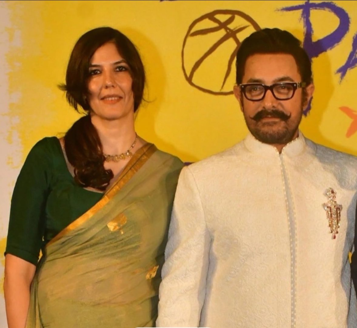 Chitra_speak's tweet photo. आमिर ख़ान शादी हिंदू लड़कियों से ही क्यो करते हैं ?

पहली शादी ‘रीना दत्ता’ से 1986 में इनके दो बच्चे हैं 
जुनैद खान और इरा खान

दूसरी शादी ‘किरण राव’ से 2005 में इनका एक बच्चा है ‘आज़ाद राव खान’

तीसरी शादी- गौरी स्प्रैट , जुलाई में शादी होगी

आमिर ख़ान लवजिहाद को …Read News https://t.co/BCryZaqGN0