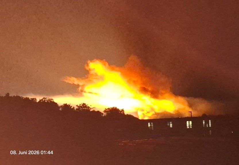 tonight1103's tweet photo. In #Reutlingen #Betzingen ist wohl die Umspannstation „explodiert. Mehrere Stadtteile ohne Strom. Verdacht auf BRANDSTIFTUNG 🚨🚨 die Bilder sind aus einem Telegram Kanal. @niusde_ https://t.co/mT3NnntLUP