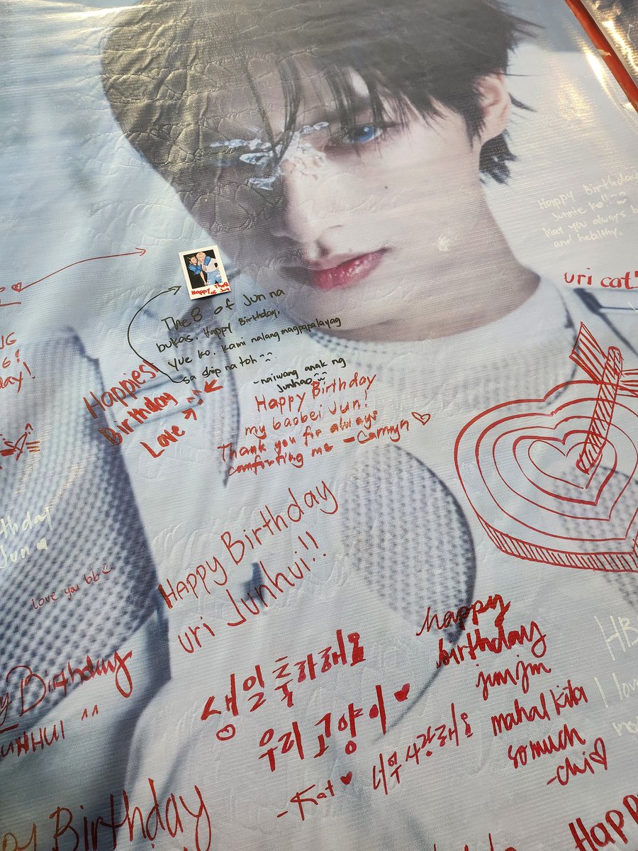 Kyeomisnosee's tweet photo. gumana sya gumana sya HAHAHA 

Thank you so much to my fellow carats + the budolz 🩷🩵 
🫦 Eto kiss from daddu 

#SecretsUnderTheMoonlight 
#FanNightsAtAMManilaBay https://t.co/59tujz20y7