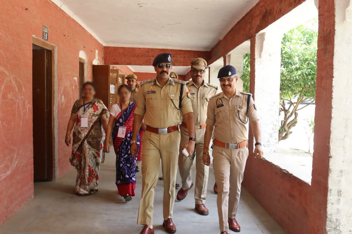 moradabadpolice's tweet photo. उत्तर प्रदेश पुलिस आरक्षी भर्ती परीक्षा-2026 के दृष्टिगत @digmoradabad एवं #SP_CITY @moradabadpolice द्वारा विभिन्न परीक्षा केन्द्रों तथा केंद्रीय कंट्रोल रूम का निरीक्षण कर व्यवस्थाओं का जायजा लिया गया तथा ड्यूटी पर तैनात पुलिस बल एवं अन्य कर्मियों को आवश्यक दिशा-निर्देश दिए गए। https://t.co/gJMueLY2aT