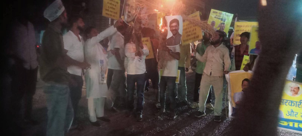 AAP4Jharkhand's tweet photo. अंचल कार्यालय में व्याप्त भ्रष्टाचार, बालू माफियाओं की गतिविधियों और जमीनों की लूट के विरोध में रांची ग्रामीण इकाई द्वारा मुख्यमंत्री हेमंत सोरेन का पुतला दहन कर एक विरोध मार्च निकाला गया।

@AamAadmiParty
@ArvindKejriwal
@shivcharangoel
@ShushilSinghAap https://t.co/R1kbMbk0Mx