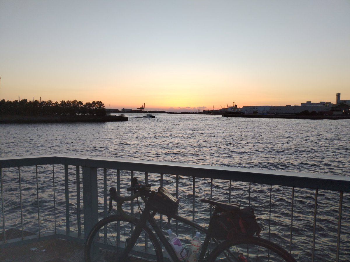 kunikithi's tweet photo. 仮にいなげの浜から幕張の浜の
海側もしくはビーチラインの上に高架橋の案は絶対に反対😕
幕張の浜、検見川浜、蘇我フェスティバルウォーク、
稲毛ヨットハーバーからのダイヤモンド富士これらは千葉市の誇る風景です🥺
#千葉市bayエリア
#ダイヤモンド富士
#サンセットビーチ
#第2湾岸道路案 https://t.co/IYkUEhfL0b