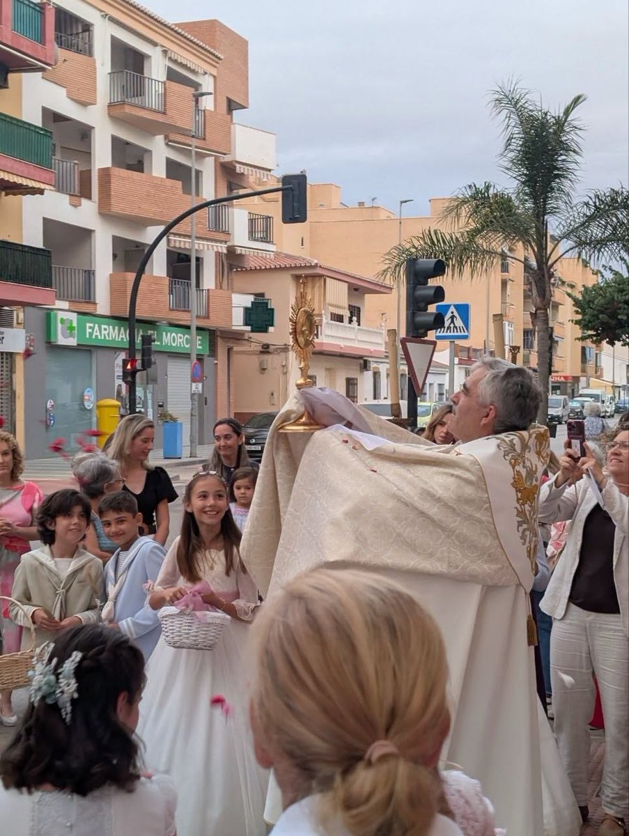 AxarquiaPlus's tweet photo. El Morche ha celebrado este domingo el Corpus Christi con una procesión marcada por la participación vecinal y la instalación de altares que adornaron distintos puntos del núcleo costero.
#AxarquiaPlus #Axarquia #ElMorche #Torrox #CorpusChristi
📸 @Ayto_Torrox https://t.co/wjS7Jy29Sk