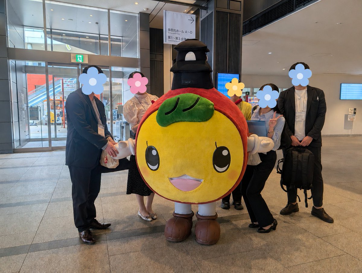 haralabo's tweet photo. 週末は日本卵子学会でした。当院からは院長が発表🎤。オンデマンド配信もある学会なので、当日は一般演題や企業展示を中心に回る時間がとれ、それぞれが情報収集できました。

その中で嬉しかったのは、「顕微授精でAIが良好な精子を識別し培養士の選択をサポートする技術」が実用化に向けて大きく進んでいたこと。この開発には、以前当院で活躍していた培養士が携わっています。

彼は「もっと多くの人の妊娠に貢献したい」と現場を離れ、医療機器開発の道へ。当時は寂しさもありましたが、不妊治療で手技を直接支援するAI技術はなかなか実用化まで至らない中で、彼が選んだ道が少しずつ形になっていることを知りとても嬉しくなりました。