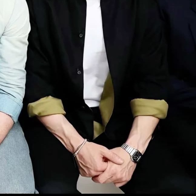 8se7an's tweet photo. i can’t believe how veiny evan peters hands and arms are 
imagine his—[GUNSHOTS] https://t.co/Etp1jocER7