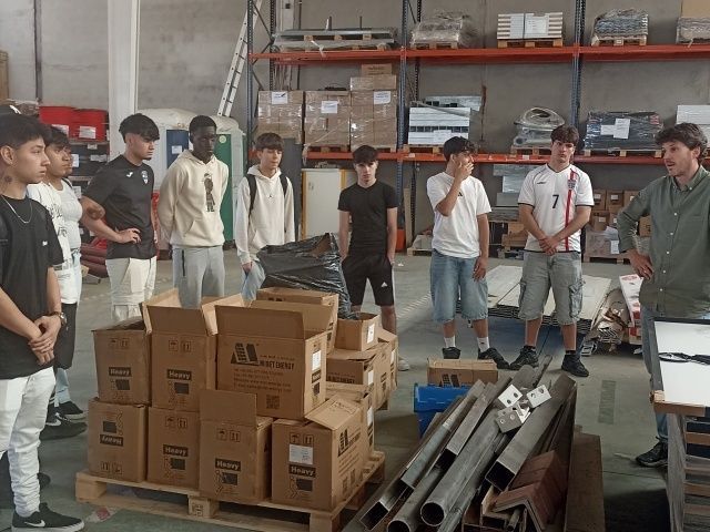 SMNSJA's tweet photo. Alumnos de #FP de GB y GM han tenido la oportunidad de visitar las instalaciones de la empresa @Norsol_Solar, actividad incluida en el marco del Proyecto Aula-Empresa "LAEER". Gracias a Javier y a Miguel Ángel de Norsol por su atención y dedicación. https://t.co/28S2gk4klI