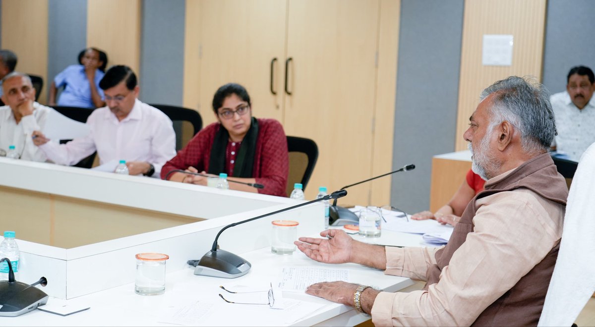 prahladspatel's tweet photo. आज भोपाल में पंचायत एवं ग्रामीण विकास विभाग के अंतर्गत संचालित विभिन्न महत्वपूर्ण योजनाओं में प्राप्त आवंटन के विरुद्ध इस तिमाही में किए गए वित्तीय व्यय की विस्तार से समीक्षा की।

बैठक के दौरान अधिकारियों को स्पष्ट निर्देश दिए गए कि जिन क्षेत्रों या योजनाओं में व्यय की गति धीमी है, वहाँ पूरी तत्परता और तेज गति से कार्य पूरा किया जाए। साथ ही भारत सरकार से संबंधित लंबित मुद्दों पर निरंतर फॉलो-अप कर शीघ्र कार्रवाई सुनिश्चित करने के निर्देश दिए। विभागीय कार्यप्रणाली को अधिक चुस्त-दुरुस्त और प्रभावी बनाने के लिए संरचना के पुनर्गठन पर भी विस्तृत विचार-विमर्श कर आवश्यक दिशा-निर्देश जारी किए।

विभागीय पुनर्गठन और पारदर्शिता पर विशेष बल देते हुए अधिकारियों को सजग किया गया है कि योजनाओं का लाभ सीधे और ईमानदारी से ग्रामीण जनता तक पहुँचना चाहिए। सुशासन की इस व्यवस्था को सुदृढ़ करने के लिए विभाग निरंतर सक्रिय है।