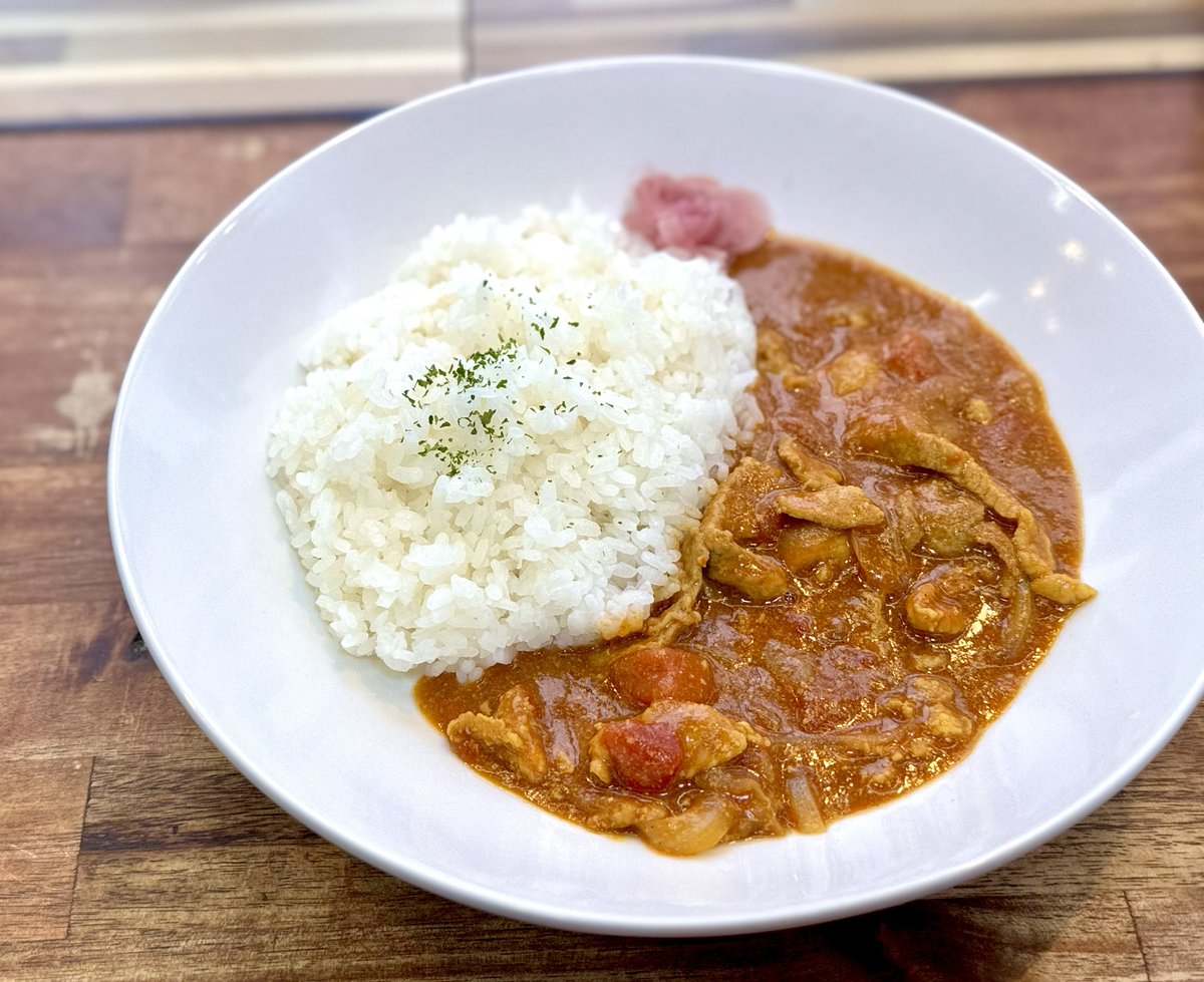 Fescoffee_curry's tweet photo. 明日からの週替わりメニューはこちら⬇️

🍛【週替わりカレー】 🫚 ジンジャーポークカレー 🫚

🍱【しあわせ弁当】 🍀 チーズinヤンニョムミートボール 🍀

今週は、生姜の風味が食欲をそそる「ジンジャーポークカレー」と、とろ〜りチーズが入ったピリ辛旨の「ヤンニョムミートボール」です😋✨ https://t.co/1TjI69i5e2
