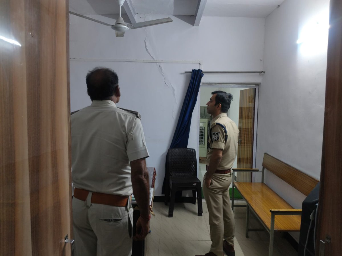 sp_vidisha's tweet photo. रात्रि सुरक्षा व्यवस्था को और अधिक सुदृढ़ बनाने हेतु एसपी विदिशा ने देर रात थाना कुरवाई, चौकी मेंहलुआ, चौकी लायरा एवं थाना सिविल लाइन का औचक निरीक्षण कर गश्त, डायल-112 एवं थाना व्यवस्थाओं का जायजा लिया। मौके पर मौजूद पुलिस बल को आवश्यक निर्देश दिए।
#MPPolice #VidishaPolice https://t.co/a5At5Y8L5T