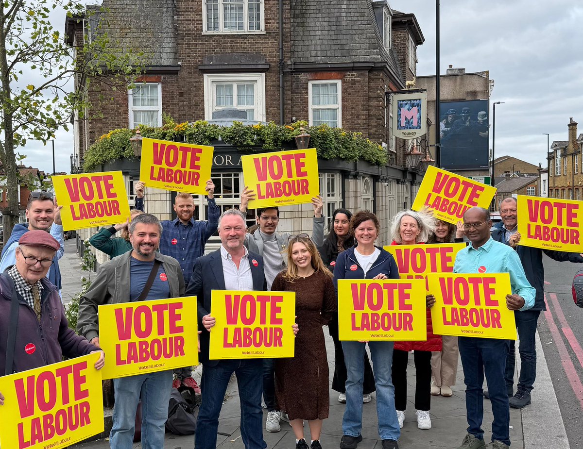 SteveReedMP's tweet photo. Great to be out speaking with residents in Streatham with @jade_albas about what matters to them locally and the changes they want to see. https://t.co/Q9NDDtE2sG