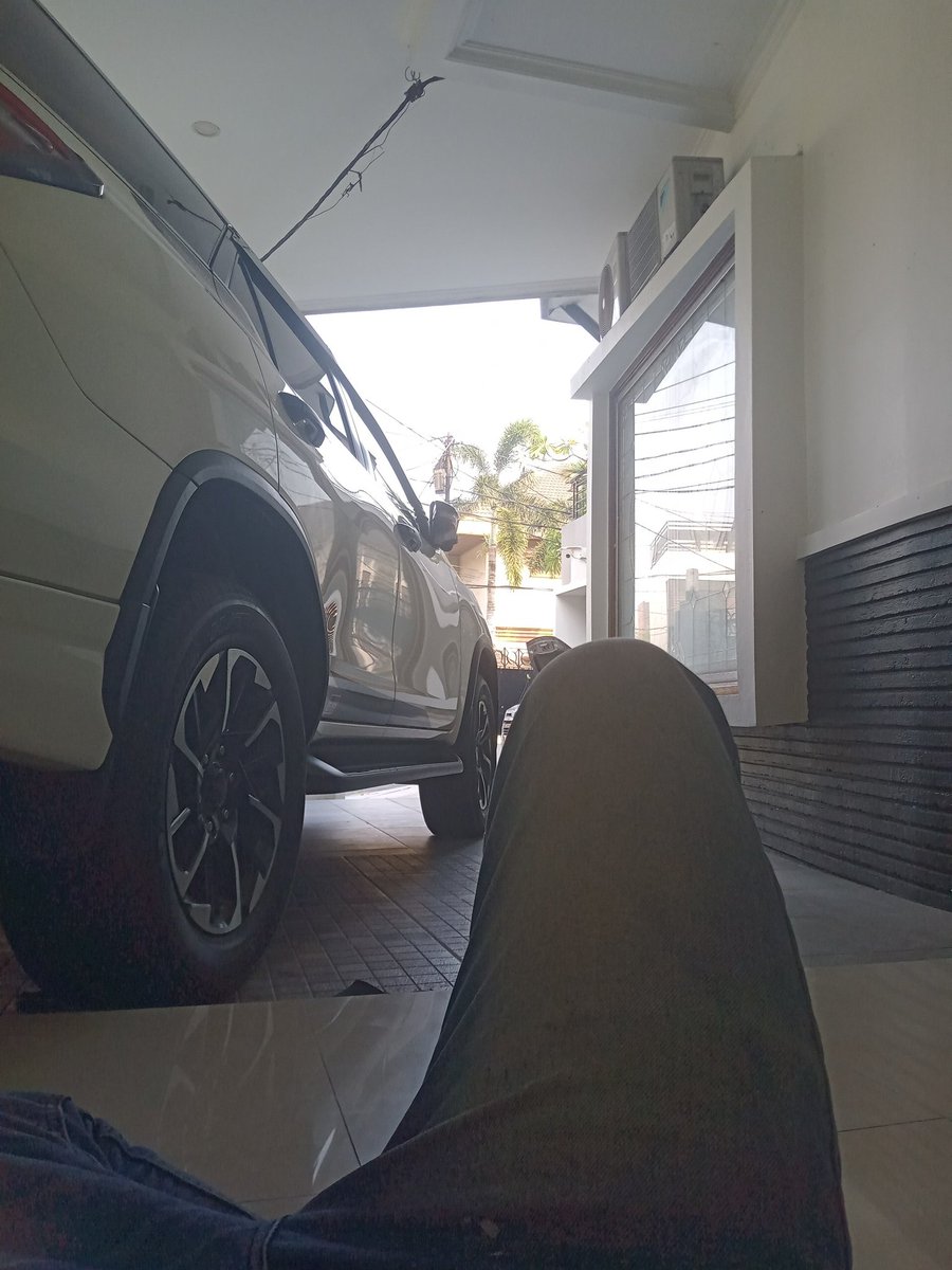 Heyydiiiii's tweet photo. tiduran di teras siang siang kena angin kenapa enak banget sih 😫 https://t.co/mf28YAW9Ww