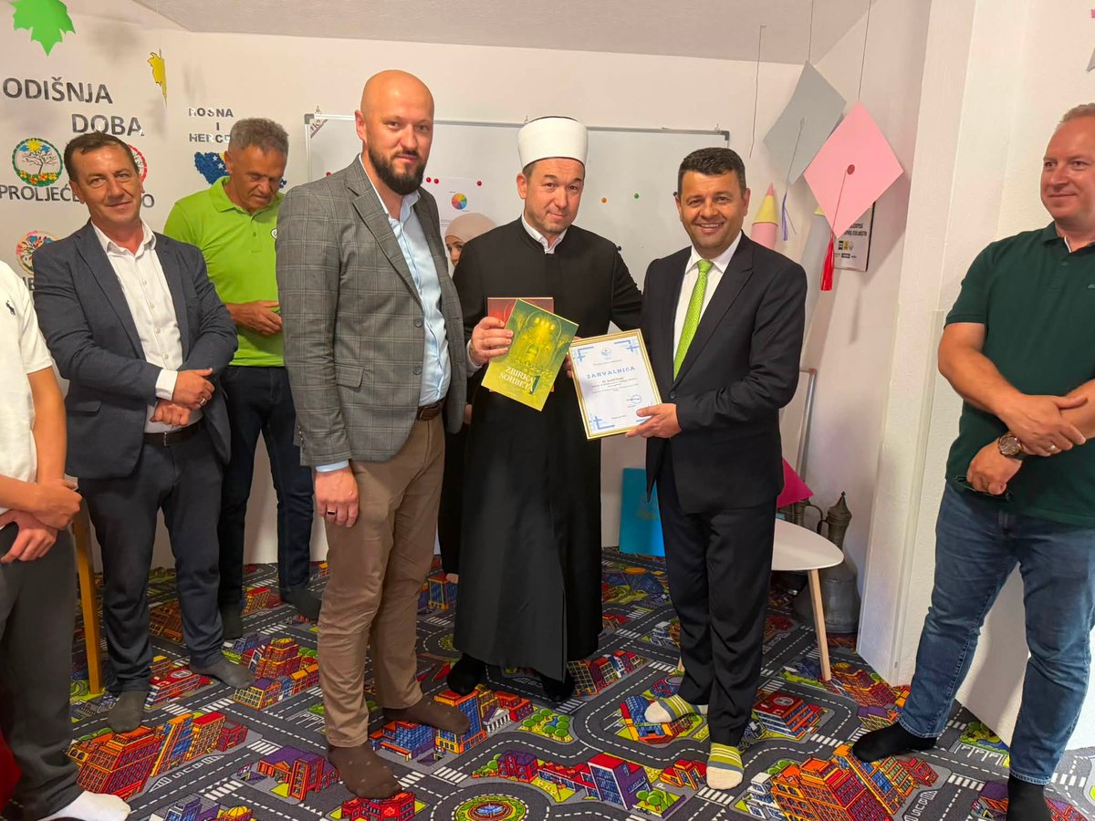 MLJPI_BiH's tweet photo. Ministar Hurtić u posjeti općini Kiseljak: Položeno cvijeće na Centralnom spomen-obilježju i otvoreni prošireni kapaciteti vrtića „IKRE“. https://t.co/ZmPvla5bvk
