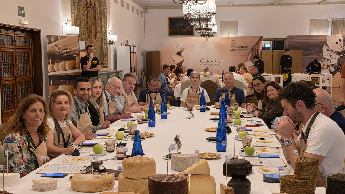 IfapaJunta's tweet photo. Los técnicos del #IFAPA Ángel Luis López y Francisco de Asís Ruiz participan en Tordesillas en el Concurso Internacional de #Quesos Cincho 2026🧀

Jueces internacionales han valorado 1.300 muestras de 18 países, siendo premiadas varias queserías #andaluzas🏆 https://t.co/ojvwdpKZxR