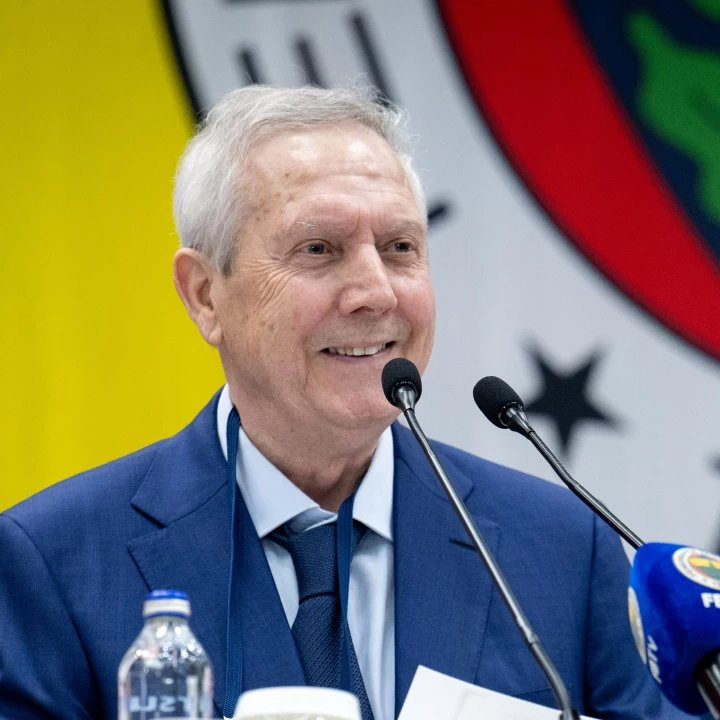 bpthaber's tweet photo. SON DAKİKA | Aziz Yıldırım, Hakan Çalhanoğlu ile resmi temas kurdu. (Sabah) https://t.co/RpW92Yu5Dc