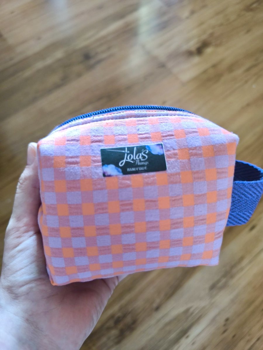Lola_dc's tweet photo. Buenooos días de lunes, TwitterlandX!! Hoy os enseño esta monería de neceser que me pidieron a juego con el bolso Moon XL. Ya sabes, tú lo sueñas y yo lo coso 💜. #LolasThings https://t.co/T3Za7nz6py