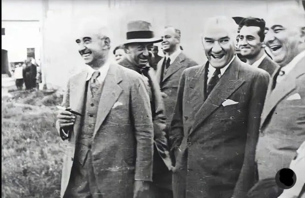 longanimus's tweet photo. @Ooari31 Türkiye oynarken fabrika+demiryolu maxxlamak yerine savaşa giren enayi görünce şöyle gülüyoruz, sonra da Almanyaya 55."hacı bize fabrika kur" isteğini yolluyoruz. https://t.co/crWvEZTR8P