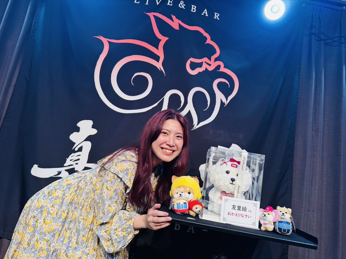 mahorobalive's tweet photo. 【ライブレポート】

2026.06.08(月)
 
鈴木友里絵ワンマンショー
『リビングルームトリップ vol.5 in OSAKA』
act )
#鈴木友里絵

今夜は4月に続いて開催された鈴木友里絵さんのワンマンショー『リビングルームトリップ』。

前回同様、今回もセットリストなし！笑

その日の空気、その日のお客様の表情、その日の時間の流れに合わせて、友里絵さん自身がその場で楽曲を選んでいく。

だからこそ同じ『リビングルームトリップ』でも毎回まったく違う景色が生まれていて、今回もまた新しい旅を見せてもらったような気がします(^^)

今回は普段のブッキングライブではなかなか聴くことのできない楽曲も届けてくださり、長く活動を追いかけている方にとっても、新しく出会った方にとっても、とても贅沢な時間だったのではないでしょうか！

どんな曲が飛び出すかわからないワクワク感と、その瞬間のお客様と一緒に作り上げるライブだからこその特別感✨

改めて、友里絵さんの楽曲の豊かさや表現の幅広さを感じる一夜となりました！

ご来場いただいた皆様、そして配信を通して一緒に楽しんでくださった皆様、本当にありがとうございました！

次回の開催はまだ未定ですが、その時はぜひ、一緒に新しい「リビングルームトリップ」の景色を見に来てください✨

#真心場