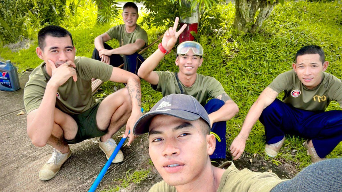 BBOY9900's tweet photo. ให้ทายครับ  คนไหนไซร์ 56   
ทายผิด โดนรุม😂😂

#อมตะนครชลบุรี #บางแสน #ศรีราชา https://t.co/4SWphqfGIs