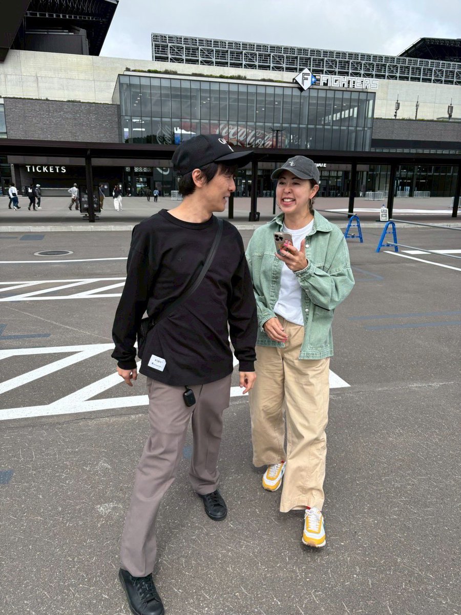 katojun0702's tweet photo. 大先輩DJ Roniさん
@Roni_radio

実は #kmix 同期でありながら、
ずいぶんと可愛いがりにあいました。
短い時間だけど会えて良かったです☺️

「積もる話は、また今度！！」

という約束だけでも糧になる。
熱いラジオマンが静岡にいると思うと、
頑張れるなぁ🔥感謝！

カニ道極めます…🦀
#rootsradio https://t.co/U51bzt9hqo