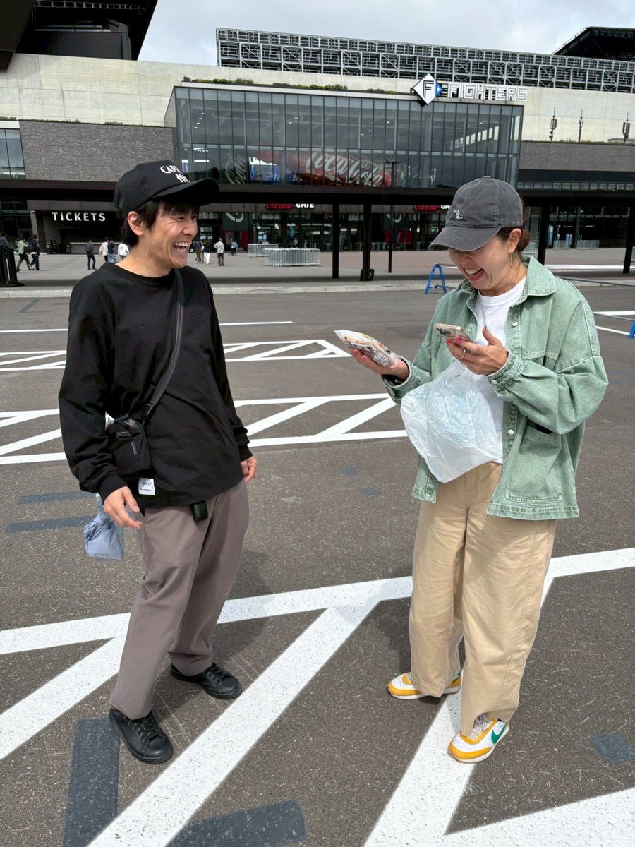 katojun0702's tweet photo. 大先輩DJ Roniさん
@Roni_radio

実は #kmix 同期でありながら、
ずいぶんと可愛いがりにあいました。
短い時間だけど会えて良かったです☺️

「積もる話は、また今度！！」

という約束だけでも糧になる。
熱いラジオマンが静岡にいると思うと、
頑張れるなぁ🔥感謝！

カニ道極めます…🦀
#rootsradio https://t.co/U51bzt9hqo