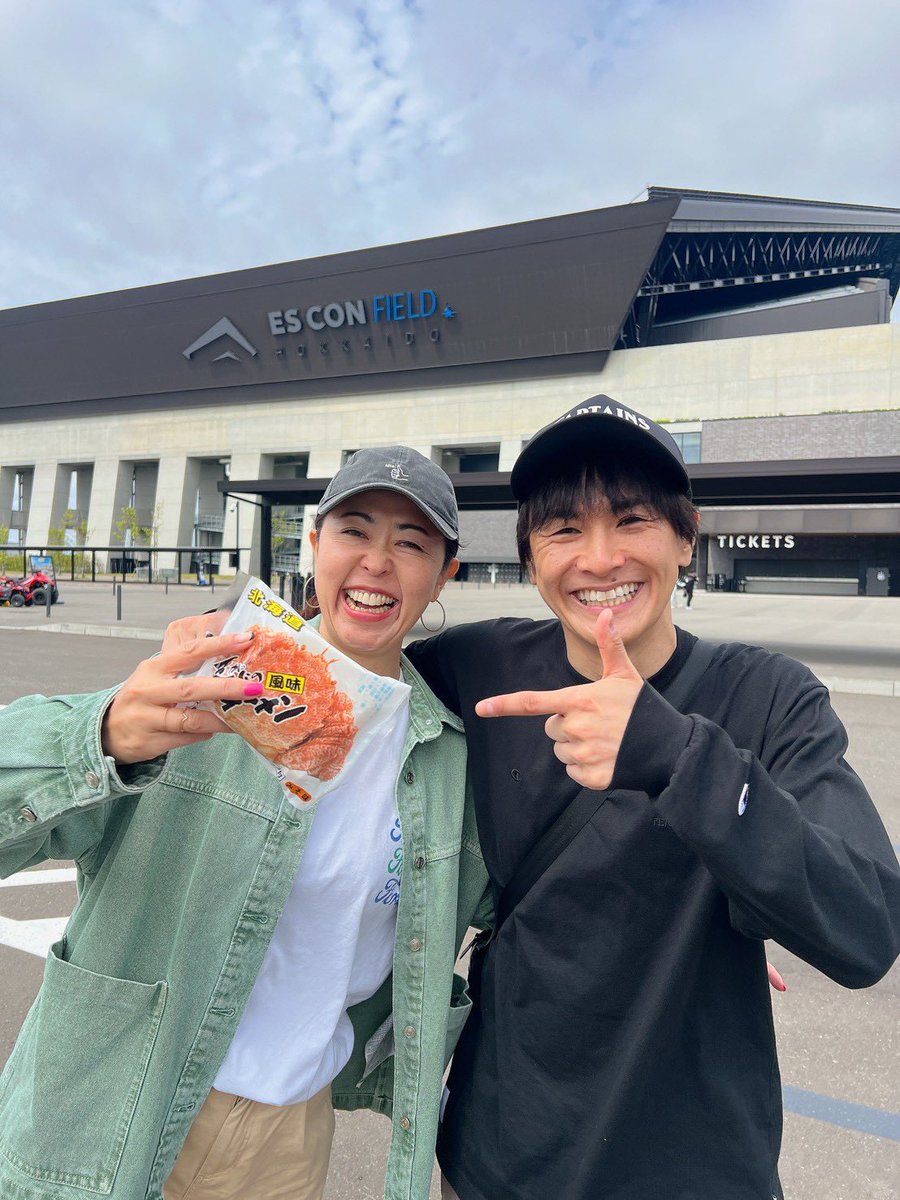 katojun0702's tweet photo. 大先輩DJ Roniさん
@Roni_radio

実は #kmix 同期でありながら、
ずいぶんと可愛いがりにあいました。
短い時間だけど会えて良かったです☺️

「積もる話は、また今度！！」

という約束だけでも糧になる。
熱いラジオマンが静岡にいると思うと、
頑張れるなぁ🔥感謝！

カニ道極めます…🦀
#rootsradio https://t.co/U51bzt9hqo