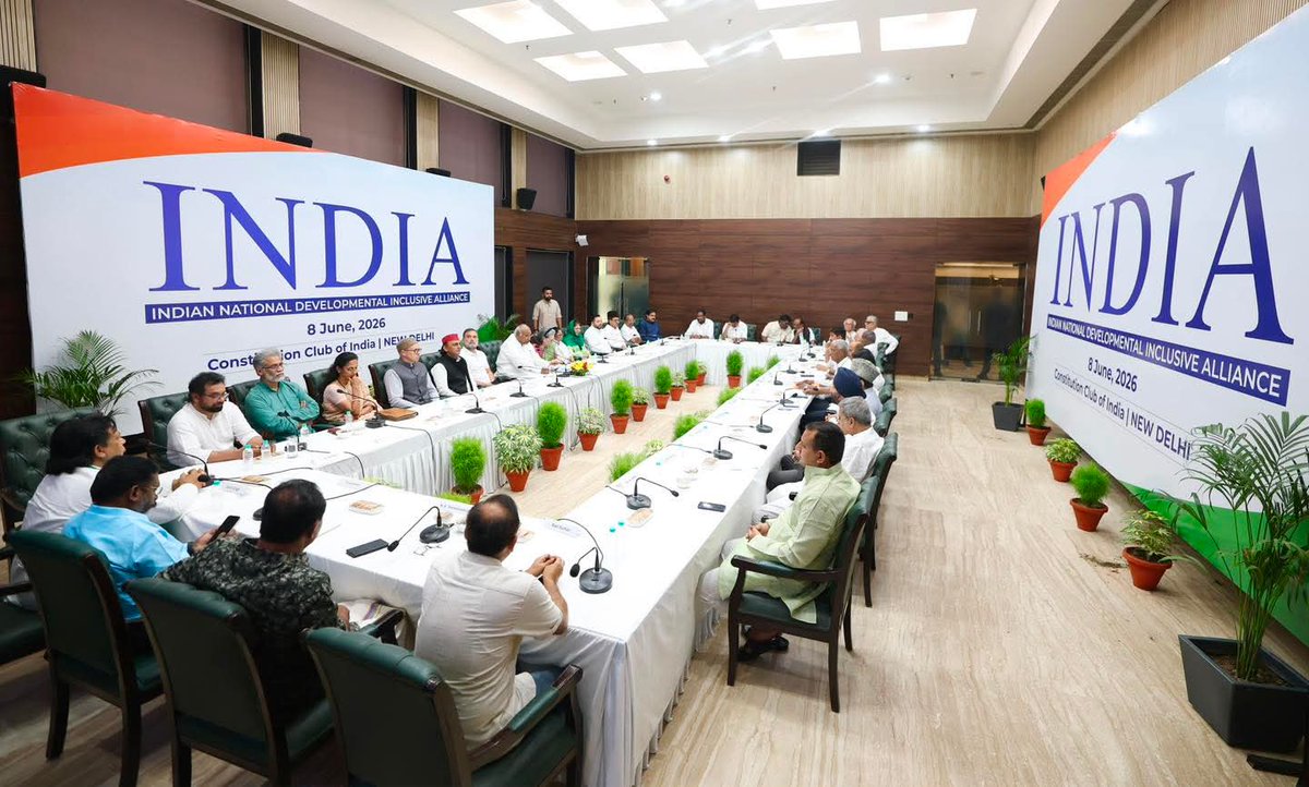 anupa2y's tweet photo. माननीय राष्ट्रीय अध्यक्ष श्री अखिलेश यादव जी दिल्ली में INDIA गठबंधन की बैठक में सम्मिलित हुए।

@yadavakhilesh @RahulGandhi https://t.co/RWwwjEJ6ow