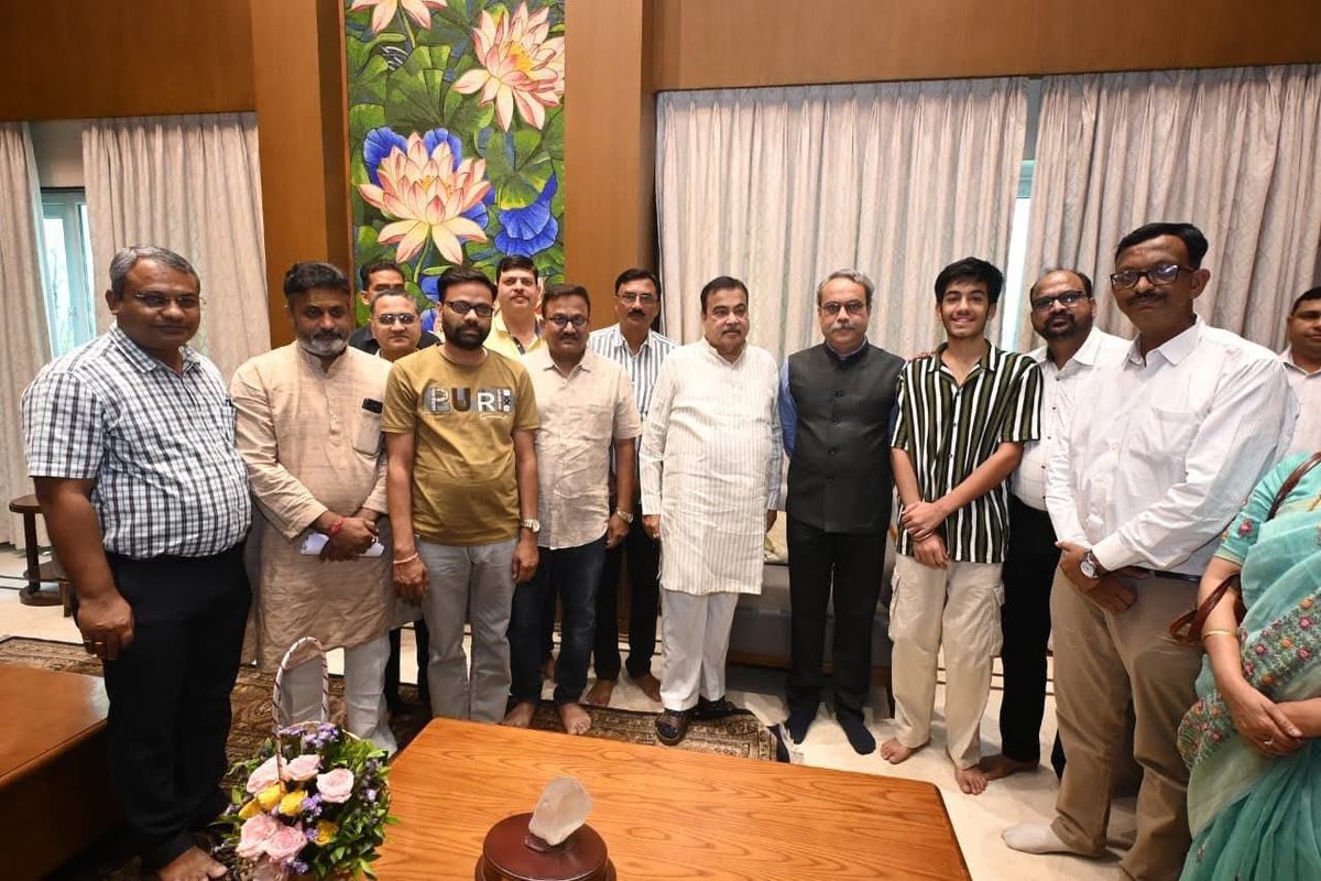 OfficeOfNG's tweet photo. केंद्रीय मंत्री श्री @nitin_gadkari जी यांनी महाराष्ट्र आणि गोवा बार काउन्सिलच्या निवडणुकीत विजयी झाल्याबद्दल ॲड. पारिजात पांडे आणि अधिवक्ता परिषदेच्या कार्यकर्त्यांचे अभिनंदन केले आणि त्यांना शुभेच्छा दिल्या. https://t.co/aagXL0kWYA