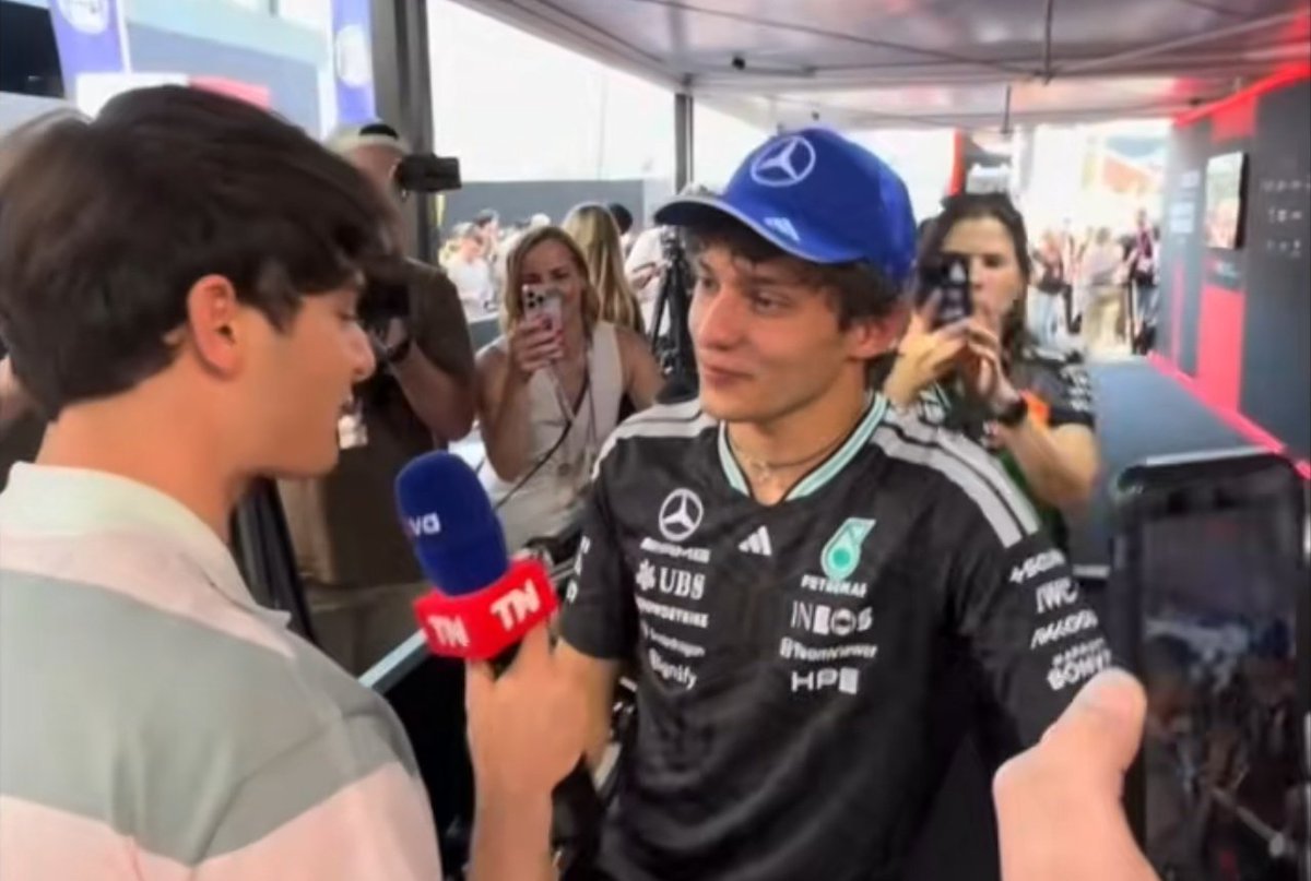 NoahUpdatesHQ's tweet photo. Quédate con quien te mire como Kimi mira a Noah mientras lo entrevista https://t.co/0Ia809U4KT