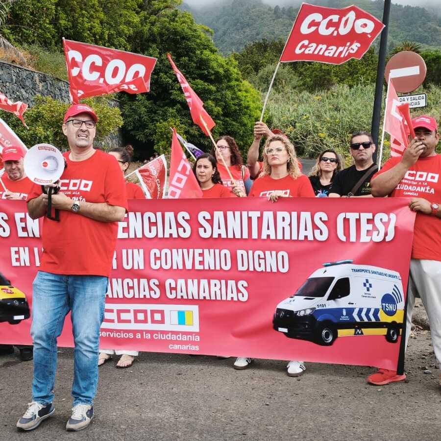eplapalma's tweet photo. ISLA | Trabajadores de ambulancias se concentran ante el Hospital de La Palma y denuncian el bloqueo patronal del convenio colectivo.

🔗 https://t.co/UsOIPpSQR4

#LaPalma #Canarias #Sanidad #ambulancias https://t.co/laJItFw2Fe