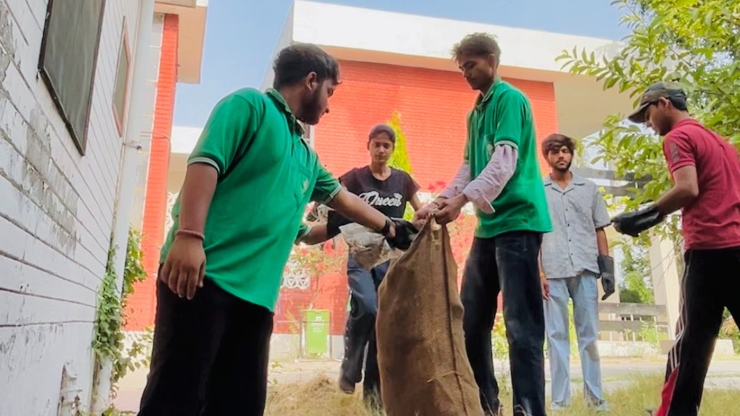 enclubmrt's tweet photo. #मेरठ के सर्किट हाउस में क्लब द्वारा चौथे सप्ताह का स्वच्छता अभियान चलाया गया। टीम ने मिलकर ��्लास्टिक कूड़ा, रबर आदि साफ किया और @MrtNagarNigam को रिसाइक्लिंग हेतु सौंपा।
आइए हम मिलकर स्वच्छ #भारत हेतु अपने आसपास को स्वच्छ बनाने के साथ शुरुआत करें।
#Meerut #SwachhBharat
@DmMeerut https://t.co/96uUjrtvax