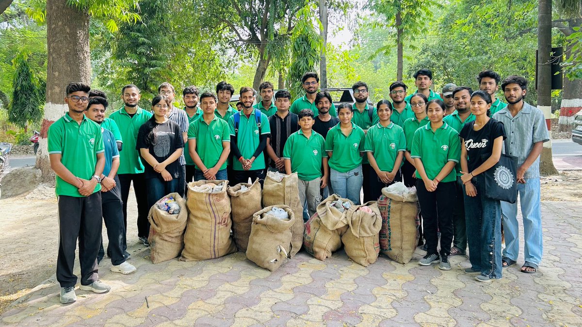 enclubmrt's tweet photo. #मेरठ के सर्किट हाउस में क्लब द्वारा चौथे सप्ताह का स्वच्छता अभियान चलाया गया। टीम ने मिलकर ��्लास्टिक कूड़ा, रबर आदि साफ किया और @MrtNagarNigam को रिसाइक्लिंग हेतु सौंपा।
आइए हम मिलकर स्वच्छ #भारत हेतु अपने आसपास को स्वच्छ बनाने के साथ शुरुआत करें।
#Meerut #SwachhBharat
@DmMeerut https://t.co/96uUjrtvax