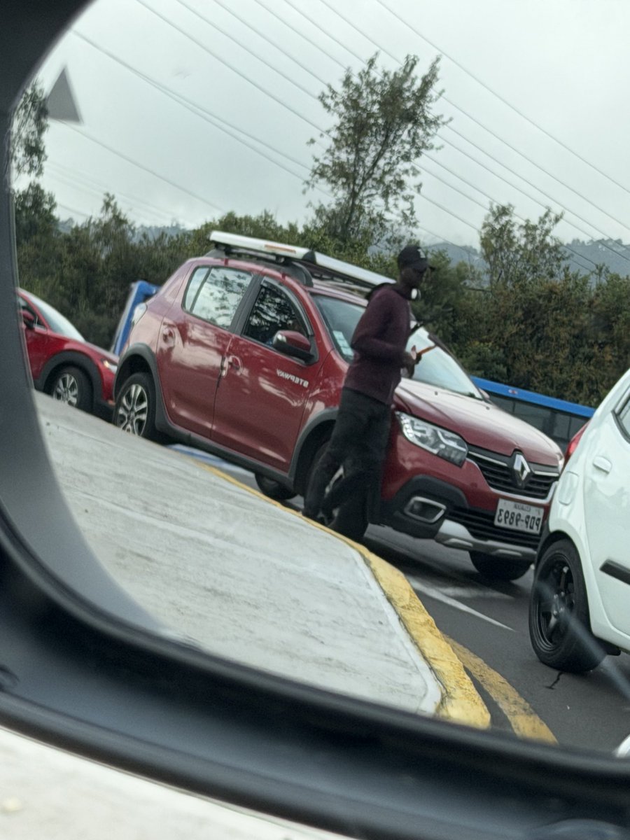 VerinNaranjo's tweet photo. @amcquito estos señores están en el semáforo en el intercambiador de la Mariana de Jesús, son agresivos, golpean los autos, escupen, y cuando se les dice no se ponen más agresivos aún, cuando van a controlar? https://t.co/sW7Tud9Uam