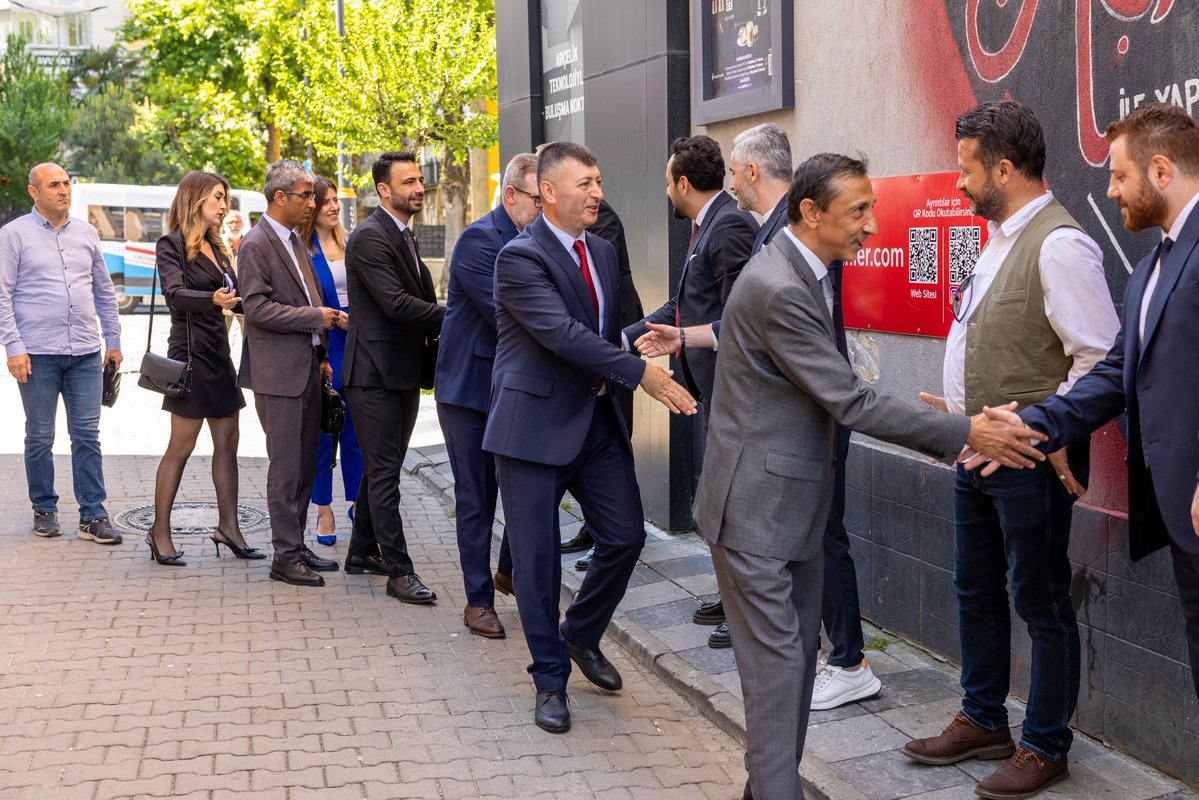 egitimgucusen's tweet photo. Trabzon Şube Ofisimizin açılışını Genel Başkanımız Oğuz ÖZAT’ın katılımıyla gerçekleştirdik.

Açılış programına Genel Sekreterimiz Sinem AKŞEMSETTİNOĞLU, Genel Başkan Yardımcılarımız İbrahim Halil TOPALLAR ve Resul PARTİCİ katılım sağladı.

Trabzon Kurucu İl Başkanımız Uğur KOCAMAN başta olmak üzere; teşkilatımızın Trabzon’da daha güçlü bir yapıyla büyümesi adına emek veren yönetim kurulu üyelerimize, ilçe temsilcilerimize ve tüm eğitim çalışanlarımıza teşekkür ediyoruz.

Eğitim çalışanlarının haklarını koruma, sorunlarına çözüm üretme ve örgütlü mücadelemizi daha da güçlendirme kararlılığımızı aynı azim ve dayanışma ruhuyla sürdürüyoruz.
