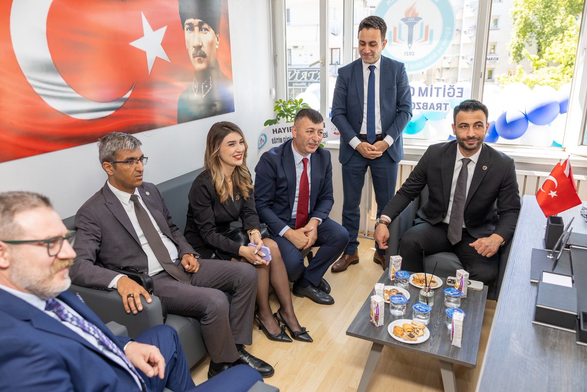 egitimgucusen's tweet photo. Trabzon Şube Ofisimizin açılışını Genel Başkanımız Oğuz ÖZAT’ın katılımıyla gerçekleştirdik.

Açılış programına Genel Sekreterimiz Sinem AKŞEMSETTİNOĞLU, Genel Başkan Yardımcılarımız İbrahim Halil TOPALLAR ve Resul PARTİCİ katılım sağladı.

Trabzon Kurucu İl Başkanımız Uğur KOCAMAN başta olmak üzere; teşkilatımızın Trabzon’da daha güçlü bir yapıyla büyümesi adına emek veren yönetim kurulu üyelerimize, ilçe temsilcilerimize ve tüm eğitim çalışanlarımıza teşekkür ediyoruz.

Eğitim çalışanlarının haklarını koruma, sorunlarına çözüm üretme ve örgütlü mücadelemizi daha da güçlendirme kararlılığımızı aynı azim ve dayanışma ruhuyla sürdürüyoruz.