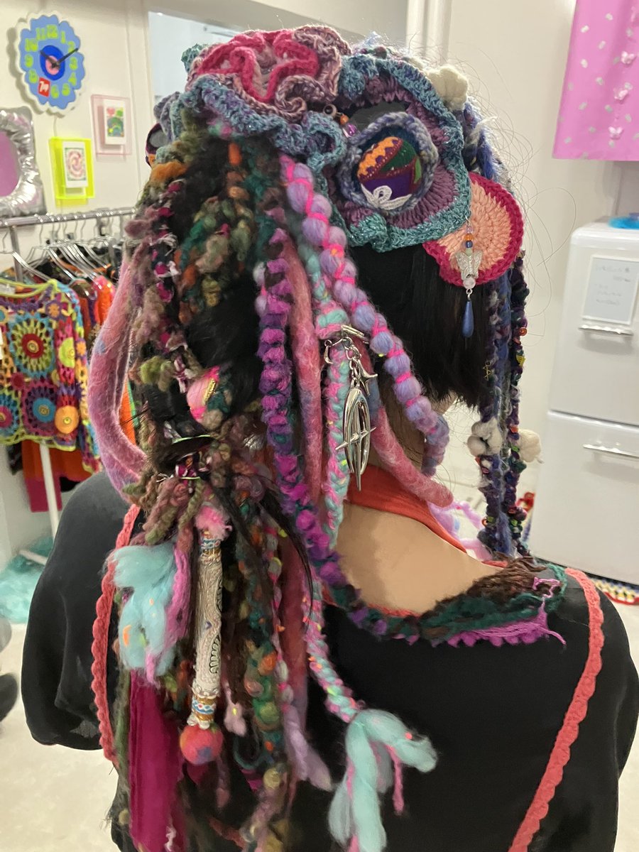 midoroya's tweet photo. 先日の名古屋POPUPに友だちが、みどろやの過去作であたまモリモリにして遊びに来てくれた！🥹🩷🙌
ぽりぽりのヘッドドレスも馴染みすぎていて…😭✨初めて名古屋にPOPUPしに行ったのが2019年だったからもう7年前くらいのアイテムもこの中にいるはず、、歴史を乗せて遊びにきてくれてありがとう🥰🩷💐 https://t.co/cVcFwmnqWz