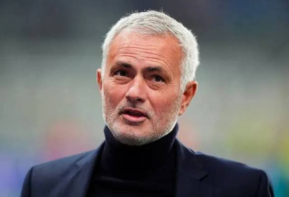 TendenciasDepor's tweet photo. "No le gustó"

Porque JOSÉ MOURINHO arremetió contra OUSMANE DEMBÉLÉ porque le dijo a KYLIAN MBAPPÉ que trabajara más duro DEFENSIVAMENTE para Francia.

“No me gusta esto. Si tienes algo que decir a tu capitán, se lo dices dentro del vestuario No envías mensajes a través de los medios.

Kylian Mbappé ya se ha probado a sí mismo en el nivel más alto. Ha ganado trofeos, ha cargado con equipos y ha rendido en los momentos más importantes.

Dembélé está teniendo una temporada fantástica, pero el liderazgo no se trata de salir en los titulares. El liderazgo se trata de proteger a tus compañeros, especialmente a tu capitán.

Si Francia quiere ganar la Copa del Mundo, necesita unidad, no lecciones públicas. Los grandes equipos resuelven los problemas internamente. Así se comportan los campeones.”