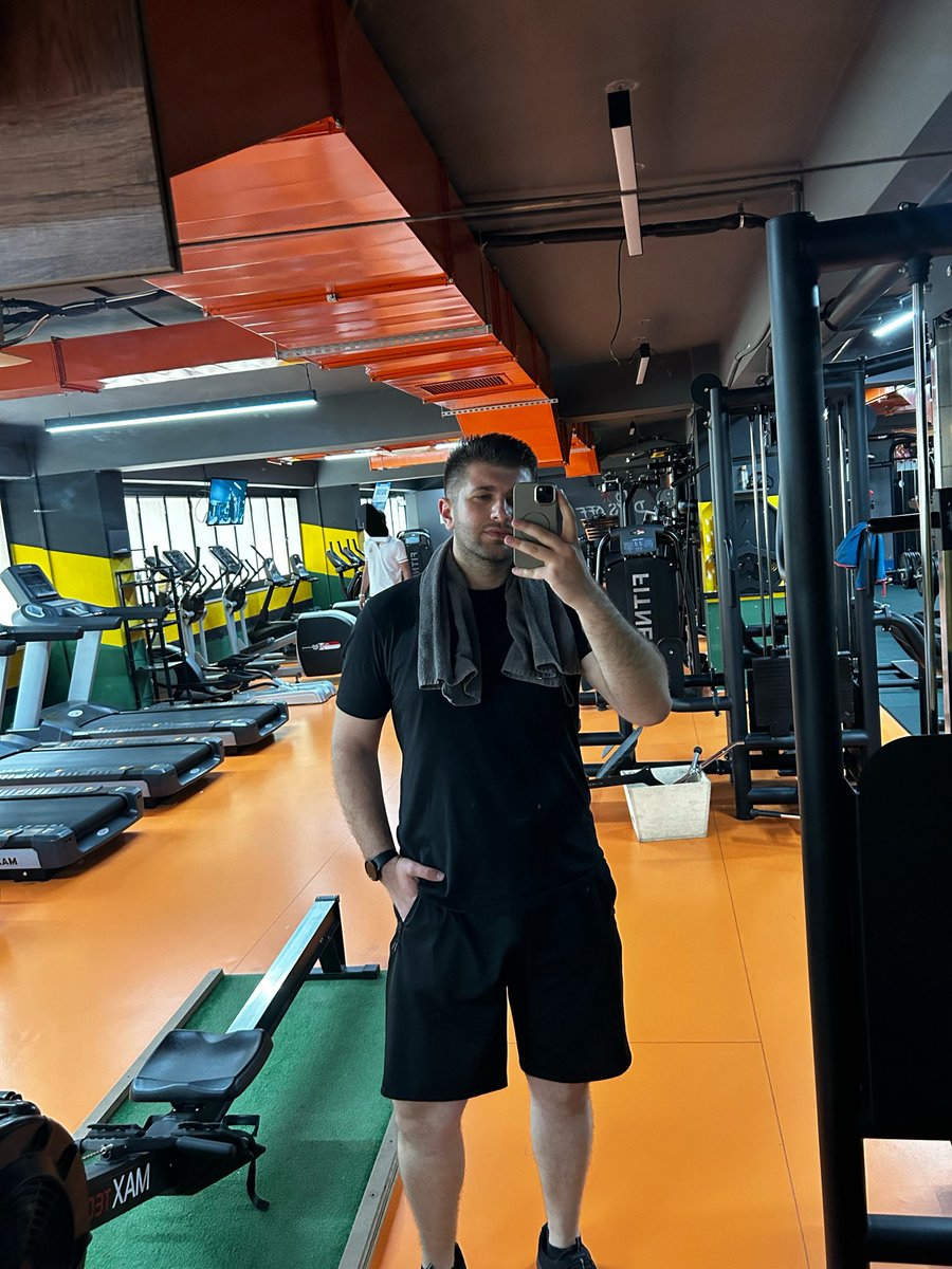 MuhammedGuvenO's tweet photo. Biraz kol,karın,göğüs ve bacak kası yaparsam tamamdır 💪🏻✨ https://t.co/7QZ91kmCJh