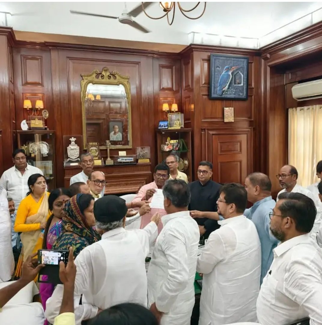 PoliticallLens's tweet photo. Rebel TMC MLAs have submitted a letter to West Bengal Assembly Speaker 𝐑𝐚𝐭𝐡𝐢𝐧𝐝𝐫𝐚 𝐁𝐨𝐬𝐞, demanding that 𝐑𝐢𝐭𝐚𝐛𝐫𝐚𝐭𝐚 𝐁𝐚𝐧𝐞𝐫𝐣𝐞𝐞 who was 𝐞𝐱𝐩𝐞𝐥𝐥𝐞𝐝 𝐟𝐫𝐨𝐦 𝐭𝐡𝐞 𝐩𝐚𝐫𝐭𝐲 𝐣𝐮𝐬𝐭 𝐭𝐰𝐨 𝐝𝐚𝐲𝐬 𝐚𝐠𝐨 be appointed as the 𝐋𝐞𝐚𝐝𝐞𝐫 𝐨𝐟 𝐎𝐩𝐩𝐨𝐬𝐢𝐭𝐢𝐨𝐧. 

𝐓𝐡𝐞 𝐫𝐢𝐟𝐭 𝐰𝐢𝐭𝐡𝐢𝐧 𝐓𝐌𝐂 𝐢𝐬 𝐧𝐨𝐰 𝐨𝐮𝐭 𝐢𝐧 𝐭𝐡𝐞 𝐨𝐩𝐞𝐧. 𝐌𝐚𝐦𝐚𝐭𝐚 𝐁𝐚𝐧𝐞𝐫𝐣𝐞𝐞’𝐬 𝐠𝐫𝐢𝐩 𝐨𝐧 𝐩𝐨𝐰𝐞𝐫 𝐢𝐬 𝐝𝐞𝐞𝐩𝐞𝐧𝐢𝐧𝐠 𝐫𝐚𝐩𝐢𝐝𝐥𝐲.

#TMC #WestBengal #TMC_Crisis #MamataBanerjee #RitabrataBanerjee #TMCSplit #BengalPolitics #WestBengalPolitics