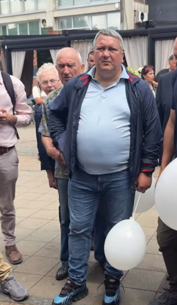 Gradjanin5's tweet photo. E pa deco, Srbija je zemlja čuda i evo živog dokaza! Od 150kg? Dobro mozda neki kg manje..

Pred vama je Acko Bogićević – čovek koji je još juče silazio u sahtove po Obrenovcu da čita vodomere, a danas je pomoćnik ministra poljoprivrede.

Zašto je prestao da čita vodomere? Pa nije mogao od pregojenosti da se spusti dole, a i što da se muči kad možeš da se popneš direktno na državnu krmu.

Tip nema nikakvu ozbiljnu školu (osnovnu i srednju poljoprivredno-hemijsku u Obrenovcu, pa nekakav strukovni ekonomista verovatno iz biiskopa Palez u Obrenovcu😅🤣😂), govori sa više grešaka u padežima nego cela familija Karić zajedno, a u opštinskom veću Obrenovca je bio zadužen za poljoprivredu – uglavnom je uručivao lente za najlepšu kravu na stočnoj pijaci.
U jednoj izjavi za TV Mag uspeo je u 78 sekundi da kaže „ooovaaaaj“ čak 28 puta.

A onda – bum! Naprednjak, pa eto tebe pomoćnik ministra. Za šta tačno? Pa za sve i ni za šta. Univerzalni kadar. Ne znaš ništa – nema veze, bitno da si naš.
Još bolje: njegova bivša žena je čistila u Domu zdravlja, pa kad je Acko postao „budža“, ona je avansovala u medicinsku sestru. A onda se Acko, kako to već ide uz funkciju, spetljao i promenio ženu. Klasika.
Kažu da je i stan u Beogradu uspeo da namakne... verovatno od one plate vodočitača.

Acko, brate, ti si dokaz da u Srbiji zaista svako može da uspe. Samo treba da imaš partijsku knjižicu, dobar stomak i strpljenje da čekaš da te neko izvuče iz sahta.
Srbija na delu. Čudo neviđeno. 🇷🇸😂