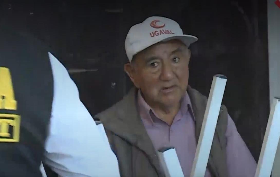 elorwelliano's tweet photo. #EleccionesPeru2026 | Personero de Juntos por el Perú detenido por marcar cédulas en Los Olivos admite tener credencial de Juntos por el Perú.

Juntos por el Perú reconoce que Oracio Javier Rafaile Huamayalli, detenido por presuntamente marcar 93 cédulas de sufragio durante la segunda vuelta presidencial en el colegio Enrique Milla Ochoa de Los Olivos, sí contaba con una credencial de personero emitida por su partido, aunque esta correspondía a la mesa N.° 61441 del colegio San Andrés en el mismo distrito.