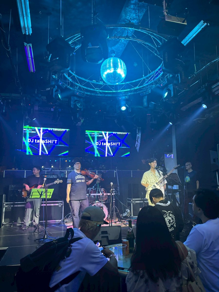 ProgreMoodKayo's tweet photo. プログレKantがアニメイベントに出演。Jojoのエンディングテーマ曲YesのRounnd aboutがレパートリーというご縁。一部にウケたがやはり場違い感は否めず。
しかし、アニソン専門バンドはさすがだし、過激衣装のギャルが多くて楽しかった🥰
写真のシンガーは事務所の関係で顔出しNGなので胸だけで失礼🥸 https://t.co/wN4s477Vzb