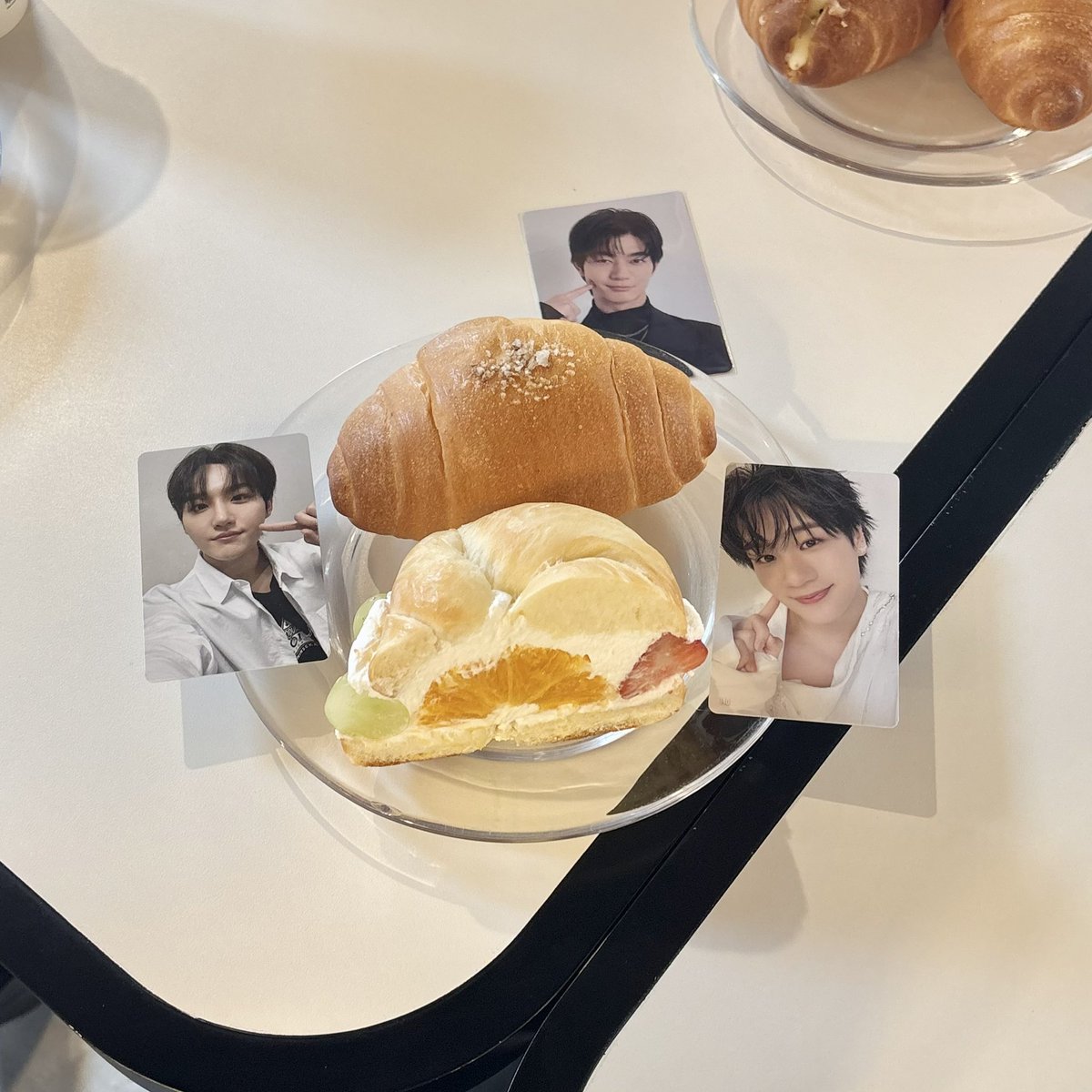 amaimemo's tweet photo. オタク3人が せーの♩でお気に入りのトレカを提出したら3種類の餅が並んだの神 https://t.co/A9QEDvIzZ3
