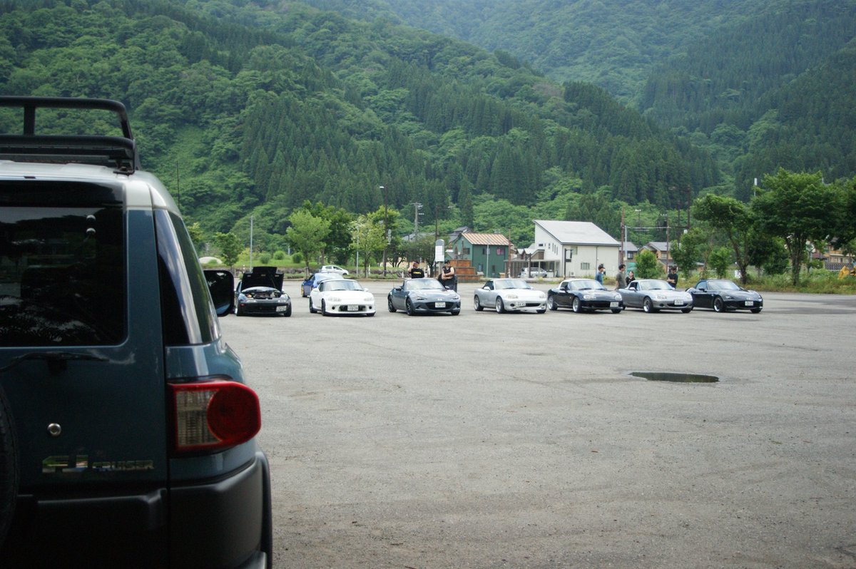 ___To___0's tweet photo. 今でも変わらずロードスターさん達に遊んでもらえて嬉しかな
そういえばFJクルーザー買った https://t.co/7rdEmCLHA7