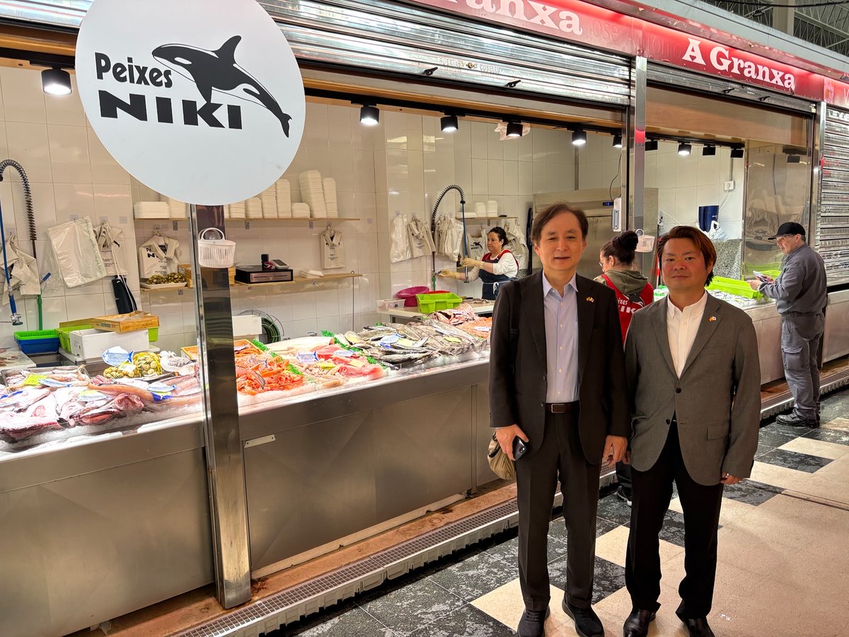 embajadorjpnesp's tweet photo. Durante mi visita a #Galicia, fui con el chef de la residencia al Mercado de la Magdalena, en Ferrol. Me sorprendió la gran variedad de mariscos, como percebes, navajas y muchos otros. 🐚🦪🦀🦐🦑 ¡Las sardinas del mercado parecían deliciosas! 🐟 https://t.co/cfuLjK2s6s
