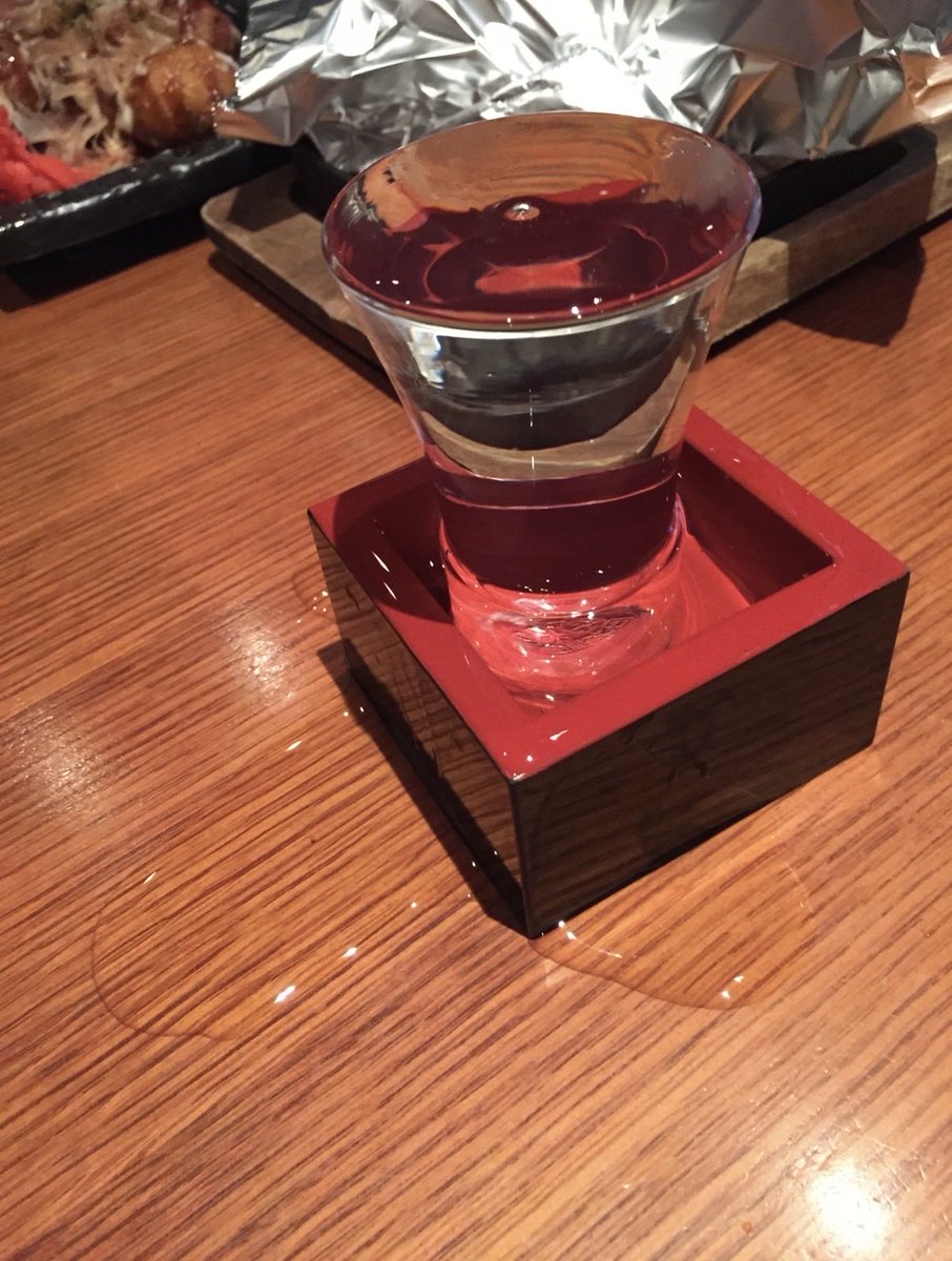 ichiyouyou's tweet photo. この店日本酒を注ぐ力加減バグってて100パー溢れさせやがる、、、 https://t.co/cSOL6a1I7t