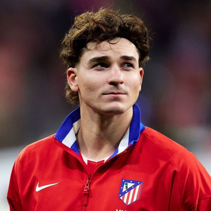 AlberCule's tweet photo. 🚨🔵🔴 EXCL: La noticia sobre un posible fichaje de Julián Álvarez por el Real Madrid es puro ruido mediático.

❌ Mi información es clara: el Real Madrid NO fichará a Julián Álvarez.

👀 El delantero argentino sigue centrado en su futuro y, a día de hoy, solo espera al FC Barcelona. Es su prioridad absoluta.

💰 Mientras siguen apareciendo cifras y rumores, la situación real no ha cambiado.

⏳ El Madrid no está en la carrera. El deseo del jugador sigue siendo el Barça.

⏰ Here we go? Todavía no. Pero la dirección está marcada.