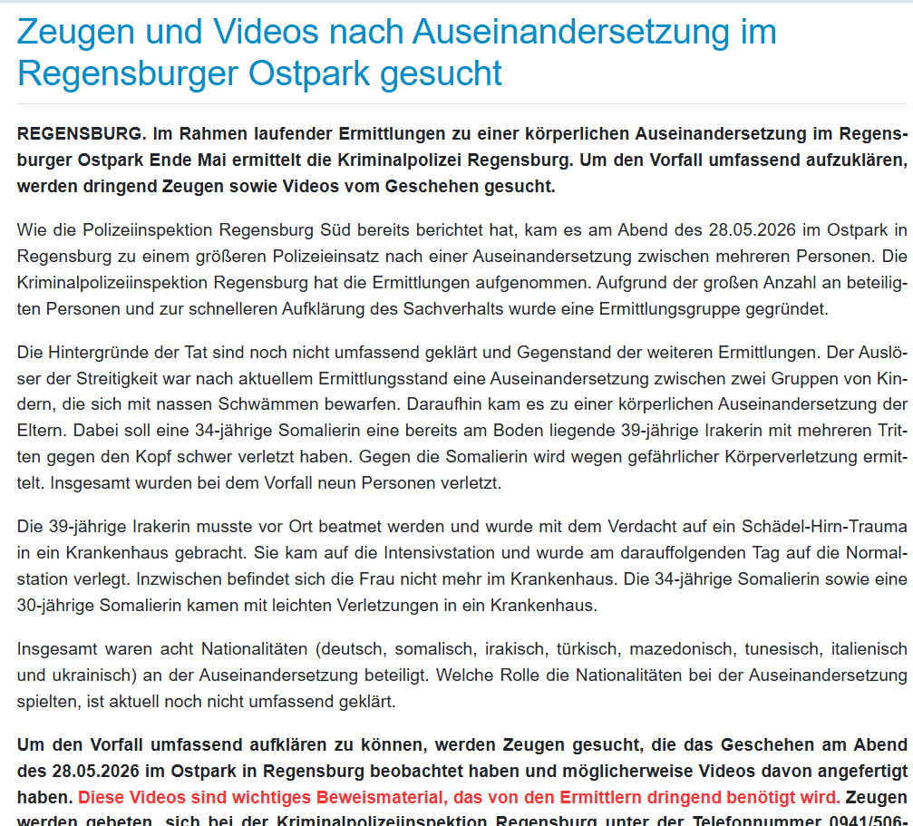 YveK22's tweet photo. Dass alltägliche Dinge wie ein Spielplatzbesuch in lebensbedrohliche Situationen enden ist wohl ein Zeichen von Vielfalt und kultureller Bereicherung, das die Einheitsgrau-Braunen einfach hinnehmen sollen. 

Ende Mai bewarfen sich zwei Kindergruppen auf einem Spielplatz in Regensburg mit nassen Schwämmen. Die Eltern mischten dann wohl bei der Auseinandersetzung mit. In der Folge trat eine 34-jährige Somalierin eine bereits am Boden liegende, 39-jährige Irakerin, mehrmals derart gegen den Kopf, dass diese noch auf dem Spielplatz beatmet und auf die Intensivstation eines Krankenhauses verbracht werden musste. 

Insgesamt wurden bei der Aktion auf dem Spielplatz in Regensburg neun Personen verletzt. Acht Nationalitäten waren involviert: deutsch, somalisch, irakisch, türkisch, mazedonisch, tunesisch, italienisch und ukrainisch. 
Als Mutter von vier Kindern kann ich bei derartigen Kulturkämpfen, die mittlerweile sogar auf Spielplätzen stattfinden, keine Bereicherung für uns erkennen, sondern ganz im Gegenteil, sind das Anzeichen eines politisch herbeigeführten Zerfalls einer Gesellschaft.
