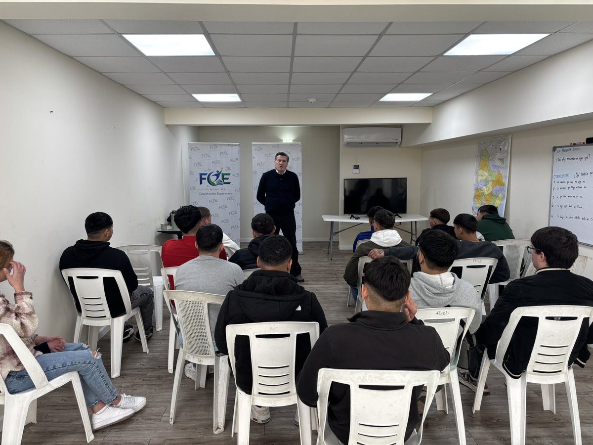 RichardRead2014's tweet photo. Lunes con charlas de la Olimpica en Fundacion Cosechando esperanzas hoy nos visita el Senador Pedro Bordaberry. Seguimos con los insumos de vida y Sociedad para estos botijas q quieren salir adelante con empleo y estudio. Claro que se puede !! Gracias Pedro!!ALQLyE!! https://t.co/FiH5coz8ej