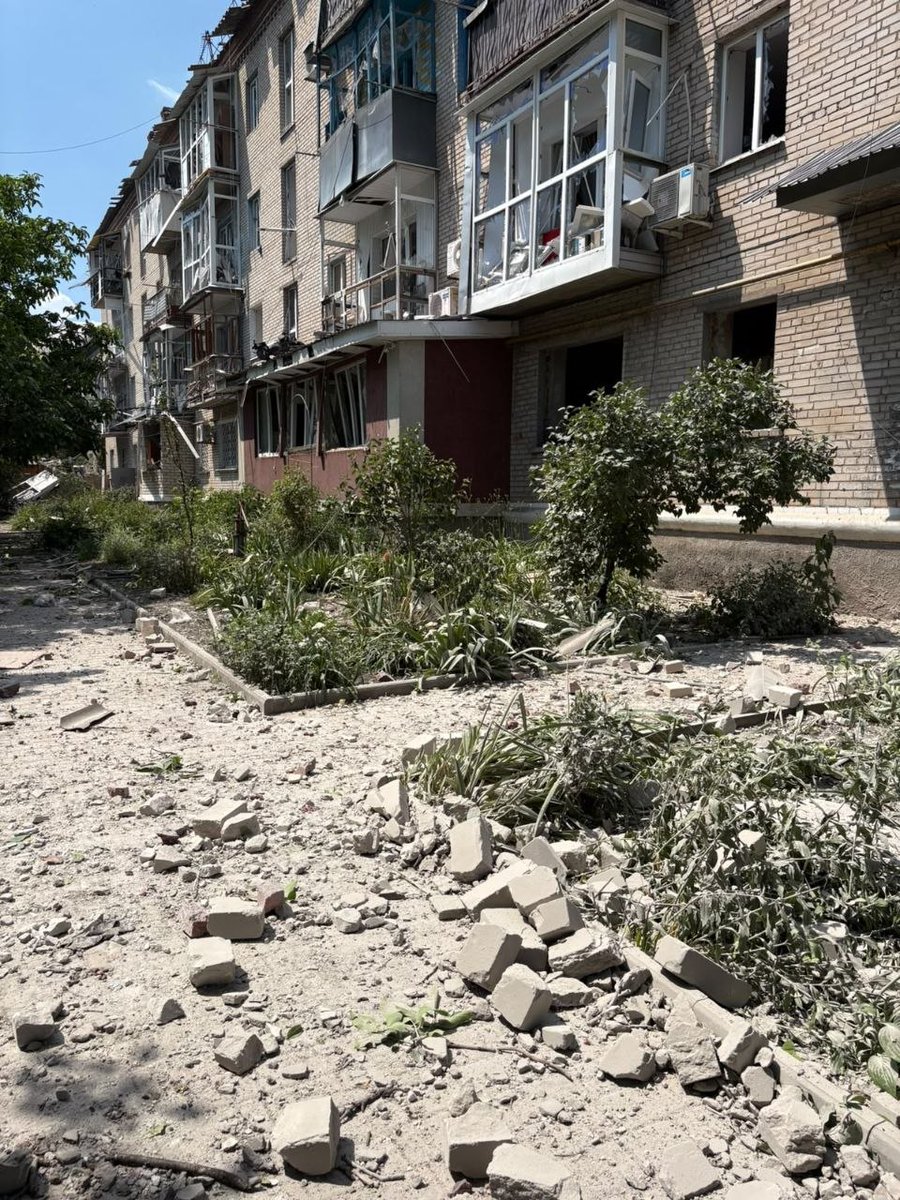 TWMCLtd's tweet photo. 7 people have been injured in Sloviansk, the city near the Donetsk frontline.

Russia today fired 3 aerial bombs, damaging seven high-rise buildings.
A medical facility was also damaged.
#RussiaIsATerroristState https://t.co/BF7FqhaGNF