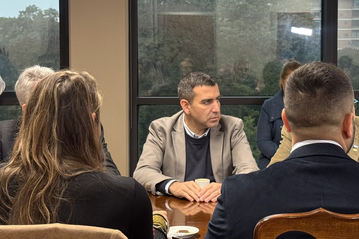 ARomanoNorri's tweet photo. ¡Buen día! Iniciamos la mañana reunidos en Comisión de Turismo.

Participaron representantes de la Federación Económica y Unión Hotelera de la provincia, con quienes intercambiamos ideas y analizamos propuestas vinculadas al sector. https://t.co/1CVmudz89t